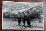 QW18 61 - Fotografie foarte veche - grup la munte la schii - an 1940, Alb-Negru, Europa, Sport