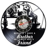 Ceas perete disc vinil Frati la Pescuit, text motivational Fratrie Prietenie, Negru, 30 cm, cadran skeleton