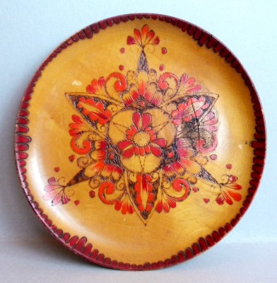 Farfurie florala decorativa din lemn, pirogravata si pictata manual foto