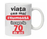 Cana alba personalizata &quot;Viata frumoasa incepe la...&quot;, 70 ani, INOVATIX&reg;. 330ml