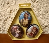 SET DE 3 CUTIUȚE METALICE PENTRU PASTILE- MARCAJ M. J. HUMMEL- GOEBEL L5,5CM
