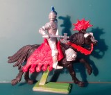 Cavaler medieval călare Britains Deetail 1971 England scara 1/32 figurină armură, toporișcă, panaș, harnașament, intact, vintage, postament metalic