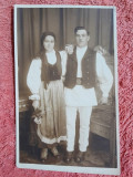 Fotografie tip carte postala, barbat si femeie in port traditional, 1933