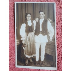 Fotografie tip carte postala, barbat si femeie in port traditional, 1933