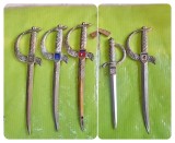 G195- SABII mici Panoplie Vest Europa maner metal alb, lame otel. PRET/BUCATA. Cu efigii si gravuri, si manerele si lamele in general. Stare buna.