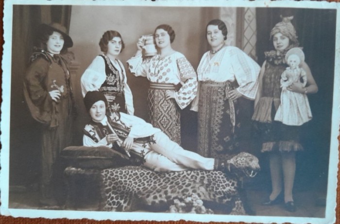 Fotografie tip carte postala, colege din Cartea Romaneasca, 1936