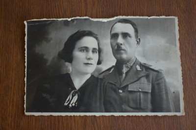 fotografie tematica militari/ armata romana militar cu sotia Foto Garabet Ungheni foto