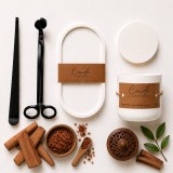Cumpara ieftin Set lumanare parfumata Lemn de santal exotic, suport lumanare, accesoriu elegant pentru stins lumanarea si foarfeca de taiat fitil lumanare