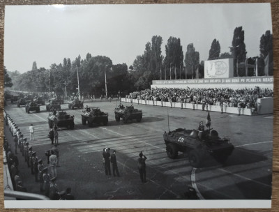 Tancuri la defilarea din 23 august 1984// fotografie foto