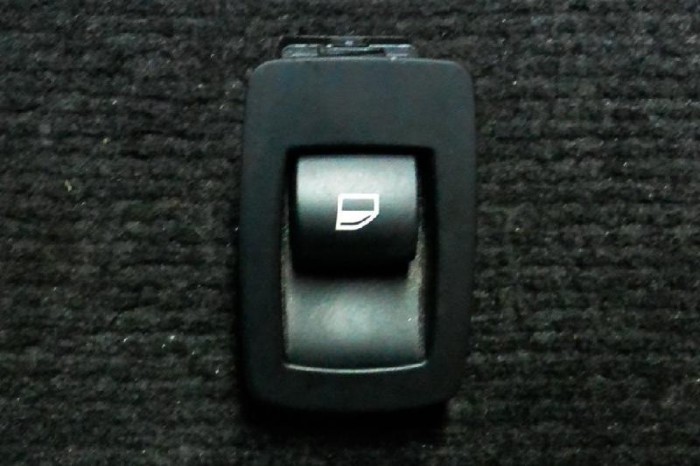 Buton geam ușă dreapta față BMW 5 E60 2005 OEM: PA6-QK20 1820963