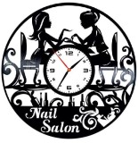 Ceas de Perete Decorativ &ldquo;Nails Studio &ndash; Beauty Experience&rdquo;, din Disc Vinil Reciclat, Design Manichiură, Negru, Mecanism Silențios (Sweep), 30 cm(pers
