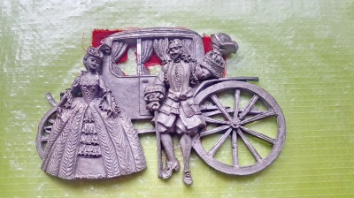 G127-Aplica vintage basorelief-Nobili in fata trasurii in costume de epoca. foto