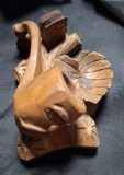 Decoratiune din lemn sculptat. Posibil scrumiera si suport pentru tigari