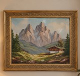 Pictură &icirc;n ulei pe p&acirc;nză reprezent&acirc;nd un peisaj montan alpin (panoramă cu munți st&acirc;ncoși, brazi și o cabană tradițională)
