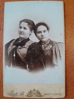 Fotografie pe carton, femei, perioada interbelica foto