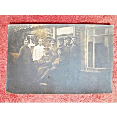 Fotografie tip carte postala, militari intr-o pauza, perioada interbelica