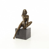 Femeie sezand-statueta din bronz pe un soclu din marmura EC-25, Nuduri