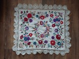 Fata de masa taraneasca veche lucru manual cusatura pe panza tesuta in casa, margini dantela crosetata, 72x 81cm