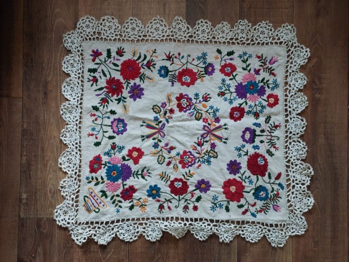 Fata de masa taraneasca veche lucru manual cusatura pe panza tesuta in casa, margini dantela crosetata, 72x 81cm