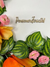 Topper personalizat cu textul ,,Pensionare Fericita pentru aranjamente florale si tort