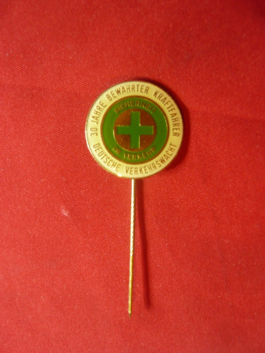 Insigna veche -Crucea Verde - Securitatea Muncii ,traficului , Germania d=2cm