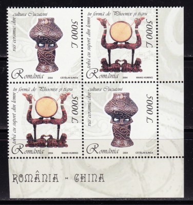 ✅RO 2004 LP 1658 &amp;quot;Obiecte ceramica - Em . Comuna RO-CN&amp;quot;, bloc 4 / 2 serii ( diferite diagonale ! ) , MNH foto