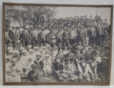 FOTOGRAF IONESCU - PLOIESTI , FOTOGRAFIE DE GRUP , COPII SI ADULTI , BUSTENARI , 1955 foto