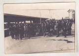 Bnk foto Grup excursionisti pe peronul garii Constanta anii `70, Alb-Negru, Romania de la 1950, Cladiri