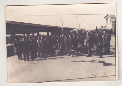bnk foto Grup excursionisti pe peronul garii Constanta anii `70 foto