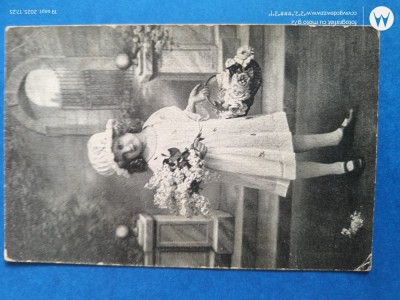 carte postala deosebita , interesanta ,tanara in costum cu boneta . Pe verso ,inscrisuri foto
