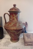 Ceramică portugheză. Carafă tip amforă, lucrată manual, destul de masivă și de voluminoasa