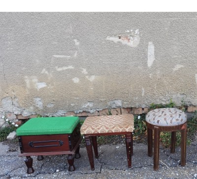 Tabureți vechi. Scaune vechi de lemn, tapitate! Piese vechi de mobilier! foto