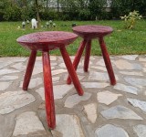 Pereche de taburete rustice din lemn cu trei picioare, realizate și sculptate manual