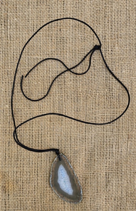PANDANTIV VINTAGE MINIMALIST CU FELIE DE AGATA PE SNUR CERAT