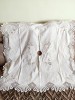 Față de masă albă cu dantelă croșetată, broderie aplicată manual, Mustar