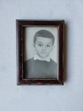 Fotografie veche de copil &icirc;n rama de lemn