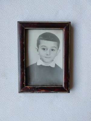 Fotografie veche de copil &amp;icirc;n rama de lemn foto