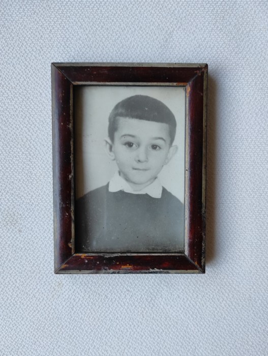 Fotografie veche de copil &icirc;n rama de lemn