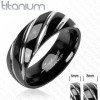 Inel realizat din titan,de culoare neagră - crestături &icirc;nguste,teşite &icirc;n nuanţă argintie - Marime inel: 50