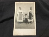 Fotografie femei si copil port popular din Banat prima parte a sec XX !