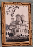Manastirea COZIA, Poza - suvenir - lemn pirogravat, gen aplica / tablou, fotografie tip carte postala - fotografie datata anul 1988