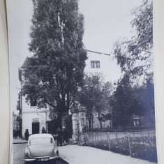 STRADA FRANCEZA , SPRE INTRAREA BISERICII '' SF. ANTONIE - CURTEA VECHE '' , BUCURESTI , FOTOGRAFIE , ANII ' 60 - ' 70