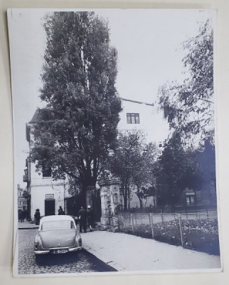 STRADA FRANCEZA , SPRE INTRAREA BISERICII &amp;#039;&amp;#039; SF. ANTONIE - CURTEA VECHE &amp;#039;&amp;#039; , BUCURESTI , FOTOGRAFIE , ANII &amp;#039; 60 - &amp;#039; 70 foto