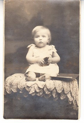 M1 F27 - FOTO - fotografie foarte veche - copilas blond - 1922 foto