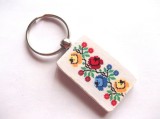 Breloc pe lemn cu motiv traditional 43043