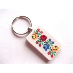 breloc pe lemn cu motiv traditional 43043