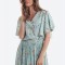 Bluza din vascoza cu imprimeu floral, maneci tip fluture si decolteu V