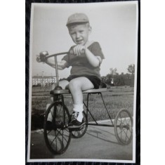 Fotografie, baietel pe tricicleta, perioada anilor 40-50