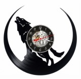 Ceas de perete decorativ realizat din disc de vinil, Model Lup Url&acirc;nd la Lună pe St&acirc;ncă, Design Semilună, Negru, 30 cm