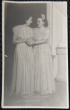 Fotografie tip Carte Postala, Doua tinere in rochii lungi, perioada interbelica